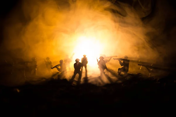 Conceito de Guerra. Silhuetas militares lutando cena no fundo do céu nevoeiro de guerra, Soldados da Guerra Mundial Silhuetas Abaixo Cloudy Skyline À noite. Cena de ataque. Veículos blindados. Batalha de tanques . — Fotografia de Stock