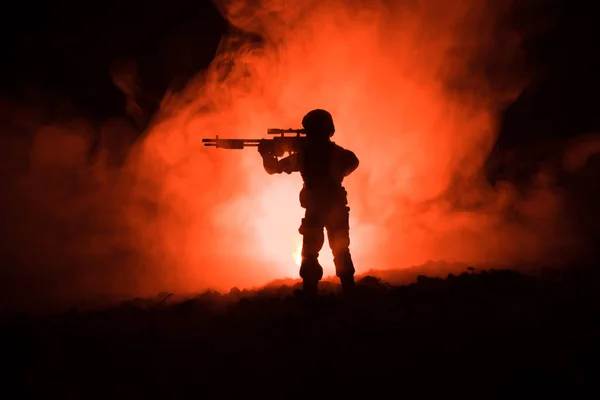暗いトーンの霧の背景で狙撃銃を持つ軍の狙撃兵のシルエット。ショット、銃、カラフルな空、背景を保持 — ストック写真