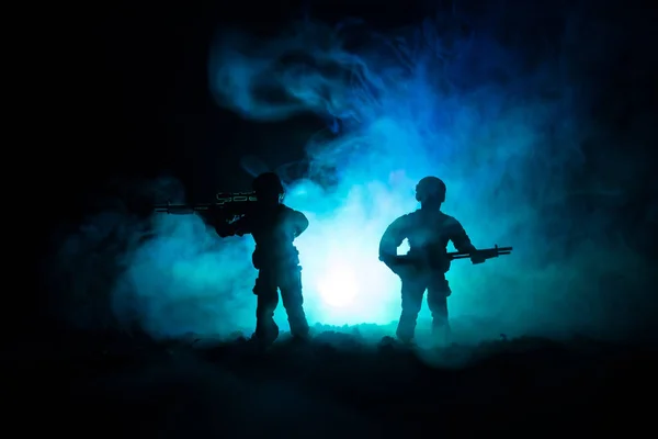 Silhouette di cecchino militare con fucile da cecchino a sfondo scuro nebbioso tonica. colpo, pistola in mano, cielo colorato, sfondo — Foto Stock