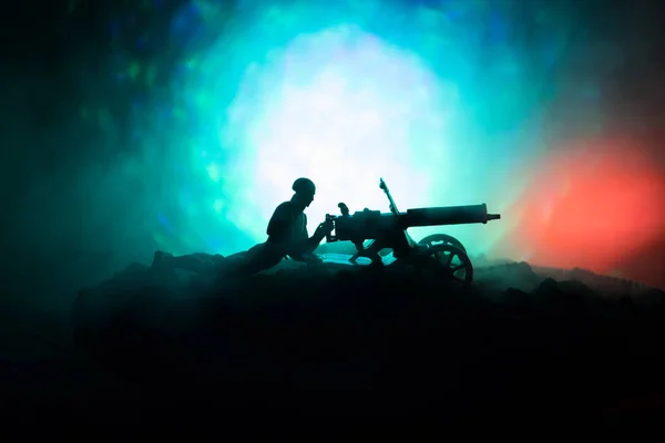 밤, 화재 폭발 배경 또는 군사 실루엣 전쟁 안개 하늘 배경, 세계 대전 군인 실루엣 밤에 구름 스카이 라인 아래에 현장 싸움에 기관총을 가진 남자. — 스톡 사진