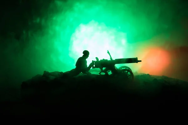 Uomo con mitragliatrice di notte, sfondo esplosione di fuoco o silhouette militari scena di combattimento su sfondo cielo nebbia di guerra, Soldati della guerra mondiale Silhouettes Below Cloudy Skyline Di notte . — Foto Stock