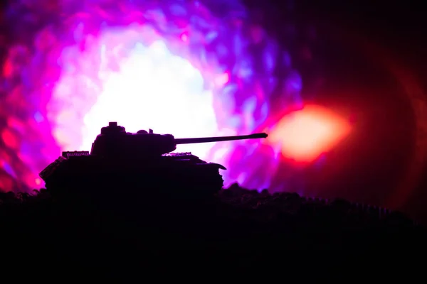 Концепция войны. Военные силуэты боевой сцены на фоне тумана войны, силуэты немецких танков мировой войны под облачным горизонтом ночью. Бронетехника. Танки — стоковое фото