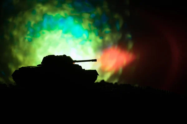 Концепция войны. Военные силуэты боевой сцены на фоне тумана войны, силуэты немецких танков мировой войны под облачным горизонтом ночью. Бронетехника. Танки — стоковое фото