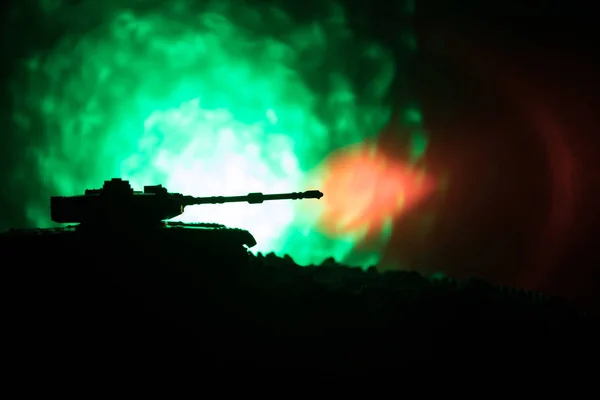 Krig-konceptet. Militära silhuetter kämpar scen på kriget dimma sky bakgrund, världskriget tyska stridsvagnar silhuetter nedanför grumlig Skyline på natten. Bepansrade fordon. Tankar slaget — Stockfoto