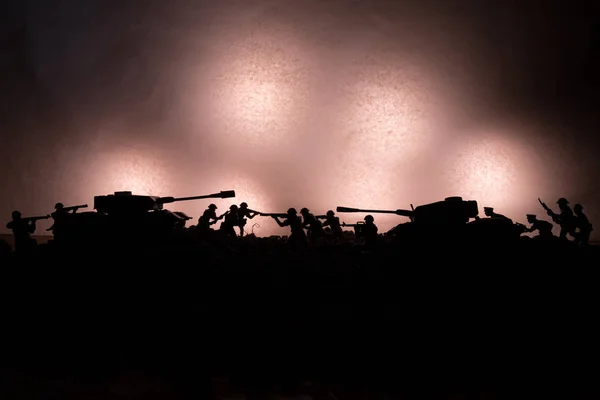 Concept van de oorlog. Militaire silhouetten vechten scène op oorlog mist hemel achtergrond, silhouetten van de Wereldoorlog soldaten onder bewolkte Skyline in de nacht. Aanval scène. Gepantserde voertuigen. Battle tanks. — Stockfoto