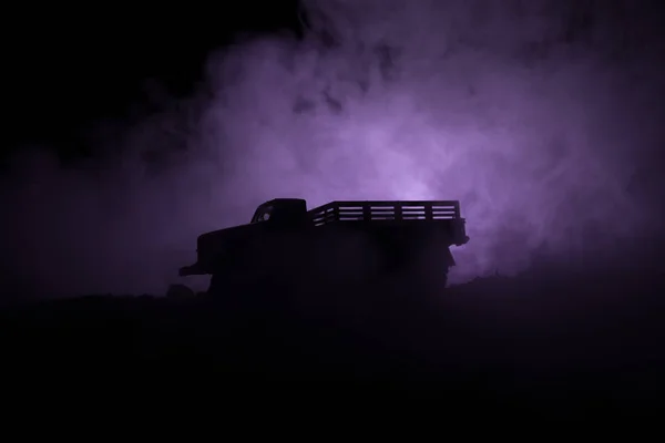 Kriegskonzept. militärische Silhouetten Kampfszene auf Kriegsnebel Himmel Hintergrund, Weltkrieg Soldaten Silhouetten unter bewölkten Skyline in der Nacht. Angriffsszene. gepanzerte Fahrzeuge. — Stockfoto