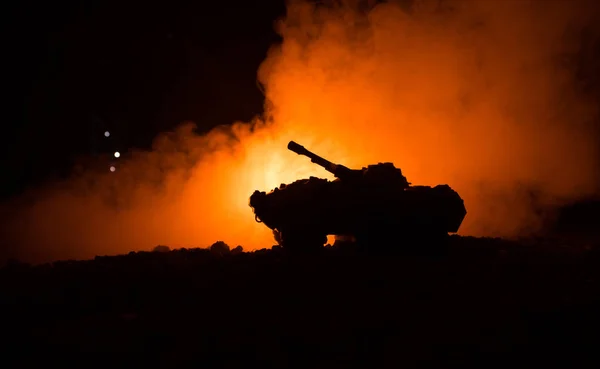 Concept van de oorlog. Militaire silhouetten vechten scène op oorlog mist hemel achtergrond, Wereldoorlog Duitse Tanks silhouetten onder bewolkte Skyline in de nacht. Aanval scène. Gepantserde voertuigen. — Stockfoto