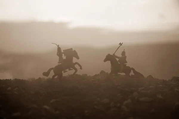 Joust entre dois cavaleiros a cavalo. Pôr do sol no fundo. Foco seletivo — Fotografia de Stock