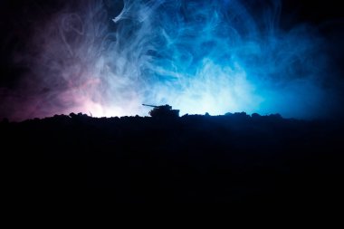 Savaş kavramı. Askeri siluetleri sahne üzerinde savaş sis sky mücadele arka plan, Dünya Savaşı Alman tankları siluetleri bulutlu manzarası, gece aşağıda. Saldırı sahne. Zırhlı araçlar. Savaş tankları. Yakın çekim