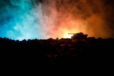 Savaş kavramı. Askeri siluetleri sahne üzerinde savaş sis sky mücadele arka plan, Dünya Savaşı Alman tankları siluetleri bulutlu manzarası, gece aşağıda. Saldırı sahne. Zırhlı araçlar. Savaş tankları. Yakın çekim