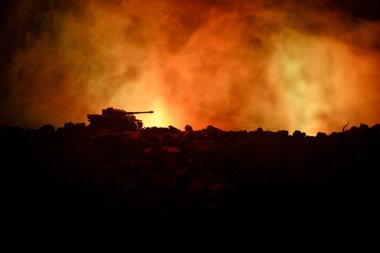 Savaş kavramı. Askeri siluetleri sahne üzerinde savaş sis sky mücadele arka plan, Dünya Savaşı Alman tankları siluetleri bulutlu manzarası, gece aşağıda. Saldırı sahne. Zırhlı araçlar. Savaş tankları. Yakın çekim