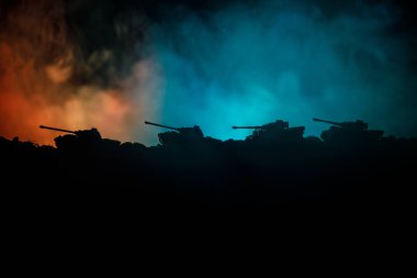 Savaş kavramı. Askeri siluetleri sahne üzerinde savaş sis sky mücadele arka plan, Dünya Savaşı Alman tankları siluetleri bulutlu manzarası, gece aşağıda. Saldırı sahne. Zırhlı araçlar. Savaş tankları. Yakın çekim
