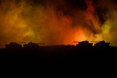 Savaş kavramı. Askeri siluetleri sahne üzerinde savaş sis sky mücadele arka plan, Dünya Savaşı Alman tankları siluetleri bulutlu manzarası, gece aşağıda. Saldırı sahne. Zırhlı araçlar. Savaş tankları. Yakın çekim