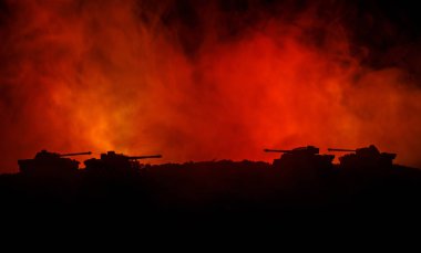 Savaş kavramı. Askeri siluetleri sahne üzerinde savaş sis sky mücadele arka plan, Dünya Savaşı Alman tankları siluetleri bulutlu manzarası, gece aşağıda. Saldırı sahne. Zırhlı araçlar. Savaş tankları. Yakın çekim