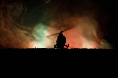Uçak kazasında. Düşen helikopter yakma. Yok edilen helikopter. Kara ateş arka plan, oyuncak ile dekore edilmiş.