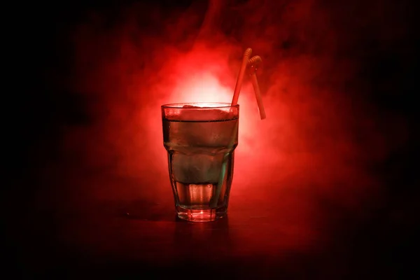 Alkohol cocktail i glas med is i rök på mörk bakgrund. Club drycker koncept. Ett glas av cocktail. Selektivt fokus — Stockfoto