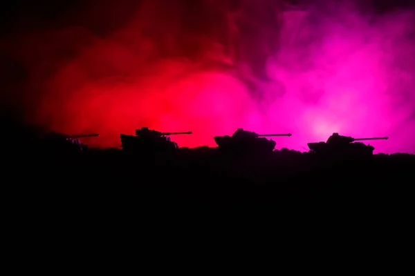 Έννοια του πολέμου. Στρατιωτική σιλουέτες καταπολέμηση σκηνή ουρανός ομίχλη του πολέμου στο παρασκήνιο, παγκοσμίου πολέμου γερμανικό δεξαμενές σιλουέτες παρακάτω νεφελώδη ορίζοντα, τη νύχτα. Σκηνή επίθεση. Θωρακισμένα οχήματα. Άρματα μάχης. Κοντινό πλάνο — Φωτογραφία Αρχείου