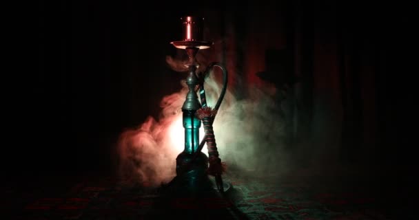 水ギセル ホット石炭シーシャ ボウル アラビア内部で蒸気の雲を作るします カーペットに東洋の飾り バックライトで暗闇の中でスタイリッシュな東洋の使者 ディスプレイの回転についてシーシャ ショットのスライダー — ストック動画