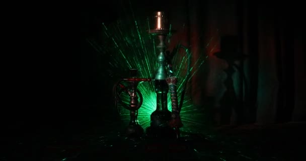 아라비아 내부에서 증기의 구름을 만드는 Shisha 그릇에 뜨거운 오리엔탈 카펫입니다 — 비디오