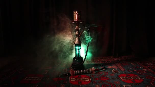 아라비아 내부에서 증기의 구름을 만드는 Shisha 그릇에 뜨거운 오리엔탈 카펫입니다 — 비디오