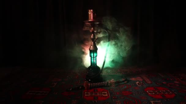 아라비아 내부에서 증기의 구름을 만드는 Shisha 그릇에 뜨거운 오리엔탈 카펫입니다 — 비디오