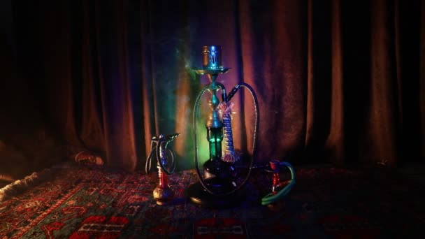 Batubara Panas Hookah Pada Mangkuk Shisha Membuat Awan Uap Interior — Stok Video