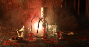 Nargile kömürü nargile kupa Arap iç de buhar bulutları yapma. Şark süsleme halı Doğu çay töreni üzerinde. Şık oryantal shisha içinde karanlık arka ışık ile. Kaymak vurdu