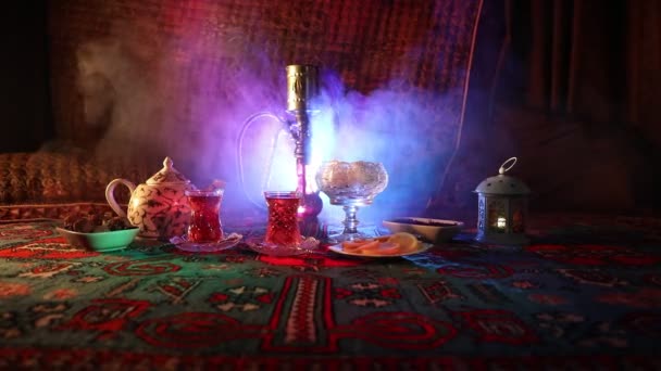 아라비아 내부에서 증기의 구름을 만드는 Shisha 그릇에 뜨거운 오리엔탈 백라이트와 — 비디오