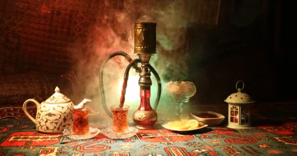 水烟碗上的水烟热煤制作阿拉伯内部的蒸汽云 东方饰品在地毯东方茶道 时尚的东方水烟在黑暗中与背光 滑块射击 — 图库视频影像