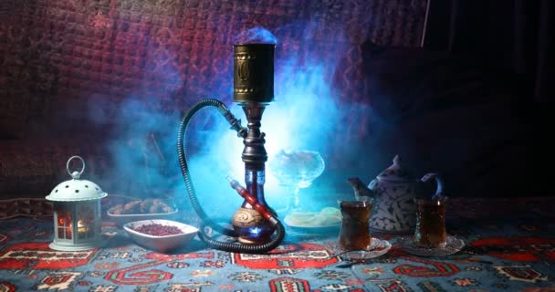 水烟碗上的水烟热煤制作阿拉伯内部的蒸汽云 东方饰品在地毯东方茶道 时尚的东方水烟在黑暗中与背光 滑块射击 — 图库视频影像