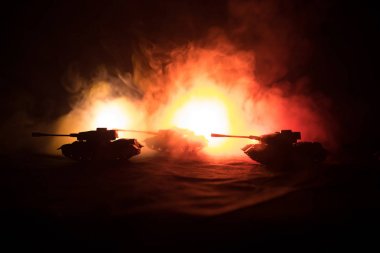 Savaş kavramı. Askeri siluetleri sahne üzerinde savaş sis sky mücadele arka plan, Dünya Savaşı Alman tankları siluetleri bulutlu manzarası, gece aşağıda. Saldırı sahne. Zırhlı araçlar.