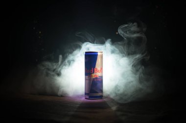 Bakü, Azerbaycan - 13 Ocak 2018: Red Bull klasik 250 ml koyu tonda sisli arka plan üzerinde olabilir.