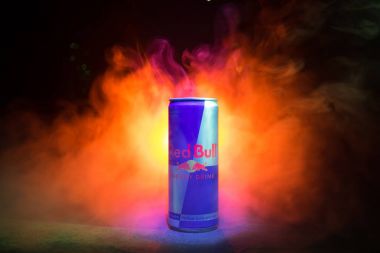 Bakü, Azerbaycan - 13 Ocak 2018: Red Bull klasik 250 ml koyu tonda sisli arka plan üzerinde olabilir.