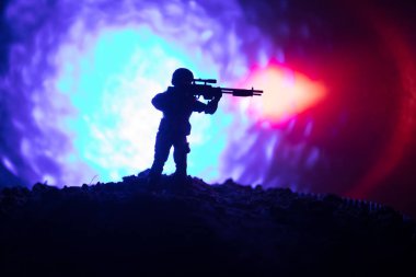 Ordu nişancısı ile büyük kalibre keskin nişancı tüfeği arayan öldürme düşman. Siluet gökyüzü arka plan üzerinde. Ulusal Güvenlik sağlanmıştır nöbetçi askerler