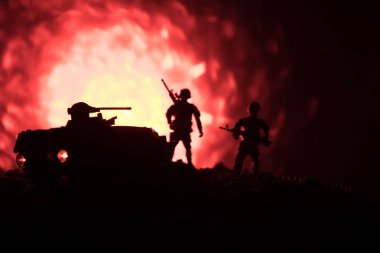 Savaş kavramı. Askeri siluetleri sahne üzerinde savaş sis sky mücadele arka plan, Dünya Savaşı Alman tankları siluetleri bulutlu manzarası, gece aşağıda. Zırhlı araçlar. Savaş tankları