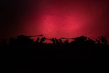 Savaş kavramı. Askeri siluetleri sahne üzerinde savaş sis sky mücadele arka plan, Dünya Savaşı askerler siluetleri bulutlu manzarası, gece aşağıda. Saldırı sahne. Zırhlı araçlar. Savaş tankları.