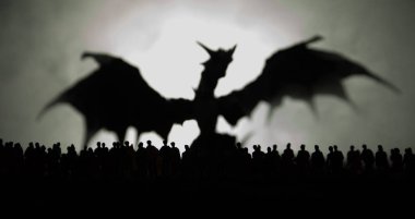 Dev canavar bulanık silüeti saldırı kalabalık gece boyunca hazırlayın. Seçici odak. Dekorasyon