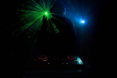DJ iplik, karıştırma ve bir gece kulübünde tırmalamak, dj elinde çeşitli parça denetimlere dj's güverte, strobe ışıklar ve sis oynamak veya parti gece kulübünde parça Dj karışımları
