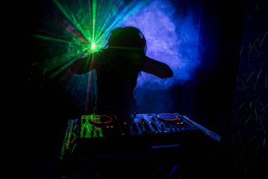DJ iplik, karıştırma ve bir gece kulübünde tırmalamak, dj elinde çeşitli parça denetimlere dj's güverte, strobe ışıklar ve sis oynamak veya parti gece kulübünde parça Dj karışımları