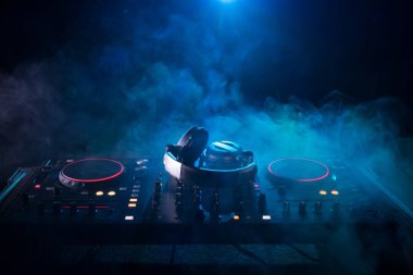 DJ iplik, karıştırma ve bir gece kulübünde tırmalamak, dj elinde çeşitli parça denetimlere dj's güverte, strobe ışıklar ve sis oynamak veya parti gece kulübünde parça Dj karışımları