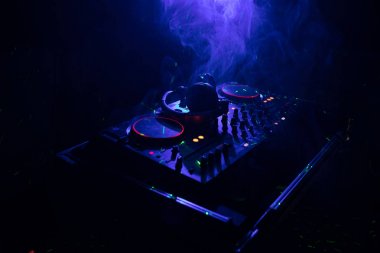 DJ iplik, karıştırma ve bir gece kulübünde tırmalamak, dj elinde çeşitli parça denetimlere dj's güverte, strobe ışıklar ve sis oynamak veya parti gece kulübünde parça Dj karışımları