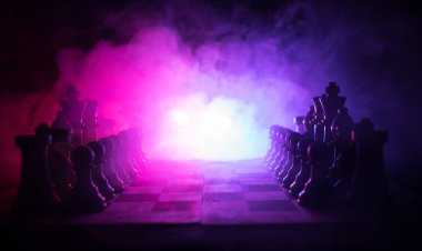 Satranç oyununu kavramı iş fikirleri ve rekabet ve strateji fikirler concep. Satranç figürleri duman ve sis karanlık bir arka plan üzerinde. İş liderlik ve güven kavramı.