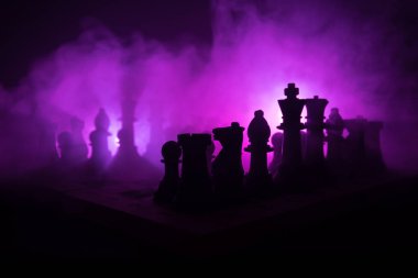 Satranç oyununu kavramı iş fikirleri ve rekabet ve strateji fikirler concep. Satranç figürleri duman ve sis karanlık bir arka plan üzerinde. İş liderlik ve güven kavramı.