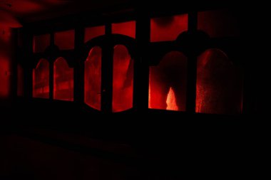 Bir bilinmeyen gölge figürü bir kapı bir kapalı cam kapıdan silüeti. Geceleri bir pencerenin önünde bir insan silüeti. Korkunç sahne Cadılar Bayramı kavramı bulanık silueti