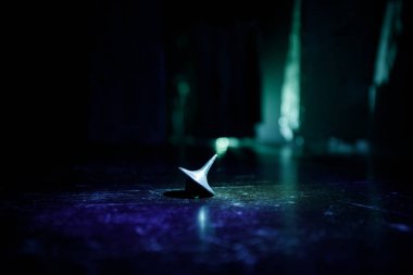 Totem iplik üst iplik, wobbling ve durdurma. Üst tonda duman arka ışıklı ayna yüzeyinde iplik. Eğlenceyi eylem masada karanlık odada.