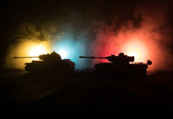 Concept van de oorlog. Militaire silhouetten vechten scène op oorlog mist hemel achtergrond, Wereldoorlog Duitse Tanks silhouetten onder bewolkte Skyline in de nacht. Aanval scène. Gepantserde voertuigen. — Stockfoto