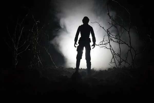 銃を持つ軍事兵士のシルエット。戦争の概念。戦争の霧のシーンをかけて戦う軍事シルエット空夜曇りスカイライン以下世界大戦兵士のシルエットの背景. — ストック写真
