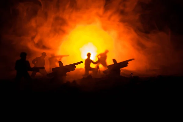 Conceito de Guerra. Silhuetas militares lutando cena no fundo do céu nevoeiro de guerra, Soldados da Guerra Mundial Silhuetas Abaixo Cloudy Skyline À noite. Cena de ataque. Veículos blindados. Batalha de tanques . — Fotografia de Stock