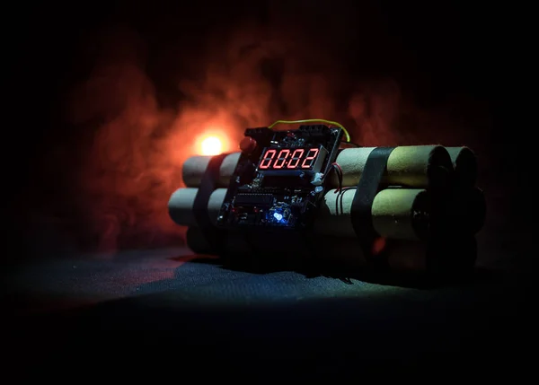 Bir bomba koyu arka plan görüntüsü. Karanlıkta parlayan bir şaft ışık aydınlatılmış patlama için geri sayım sayacı — Stok fotoğraf