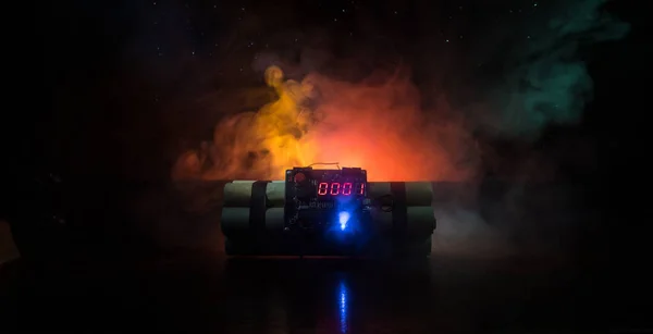Imagen de una bomba de tiempo sobre fondo oscuro. Temporizador cuenta atrás para la detonación iluminado en una luz del eje que brilla a través de la oscuridad —  Fotos de Stock